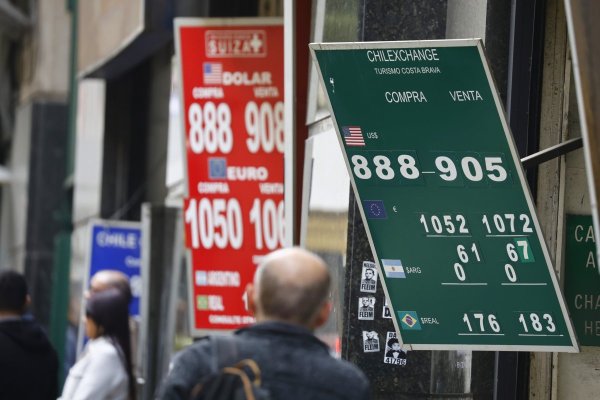 Dólar abre a la baja cerca de $ 890 después de que Trump anuncia una extensión de la tregua con Irán