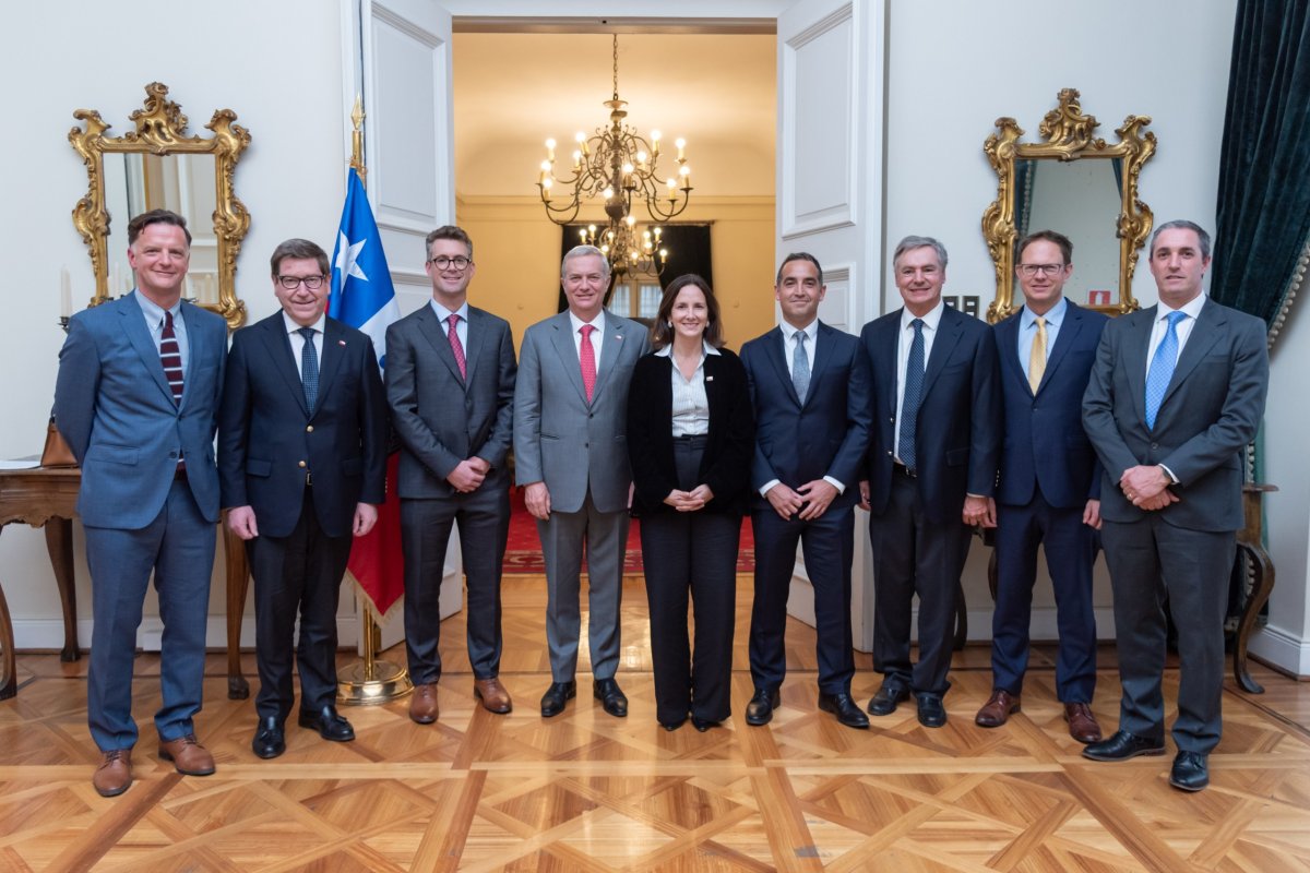 <p>El Presidente José Antonio Kast junto a otras autoridades recibió al CEO de la firma, David Price, y ejecutivos.</p>