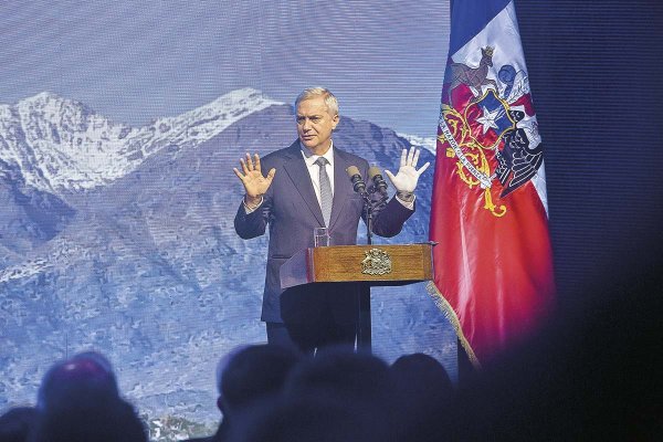 Kast pone la creación de empleo como prioridad uno al exponer los ejes del plan de reconstrucción