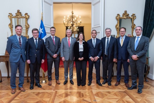 <p>El Presidente José Antonio Kast junto a otras autoridades recibió al CEO de la firma, David Price, y ejecutivos.</p>