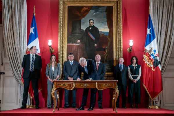 <p>Ahora en DF | Kast firma proyecto de reconstrucción: "De aprobarse, puede marcar un antes y un después"</p>