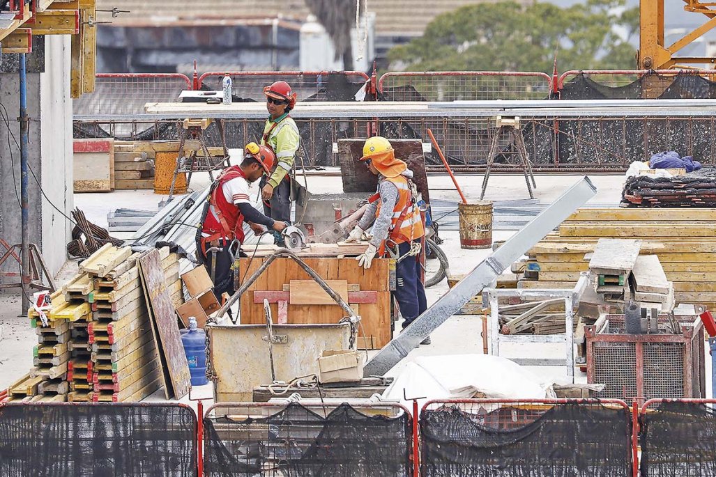 Gobierno abre debate por crédito tributario al empleo y apuesta por cambios en licencias en el sector público