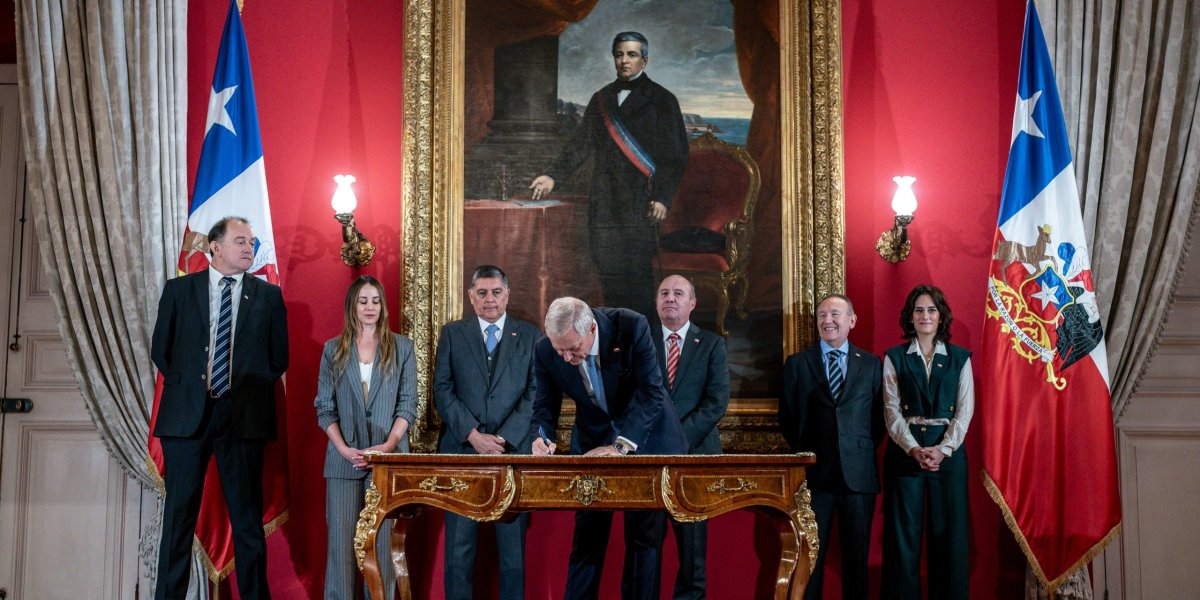 <p>Ahora en DF | Kast firma proyecto de reconstrucción: "De aprobarse, puede marcar un antes y un después"</p>