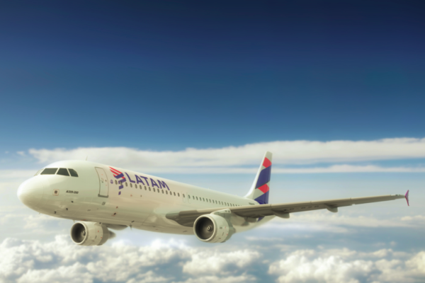 <p>Fallo ordena a Latam recontratar a piloto despedido por “prácticas antisindicales” y pagar semana corrida</p>