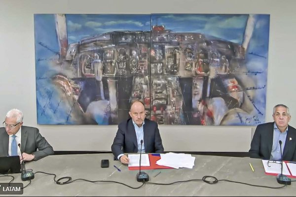 <p>El CEO de Latam, Roberto Alvo (a la derecha), dijo que la contingencia la enfrentan con “confianza y cautela”.</p>