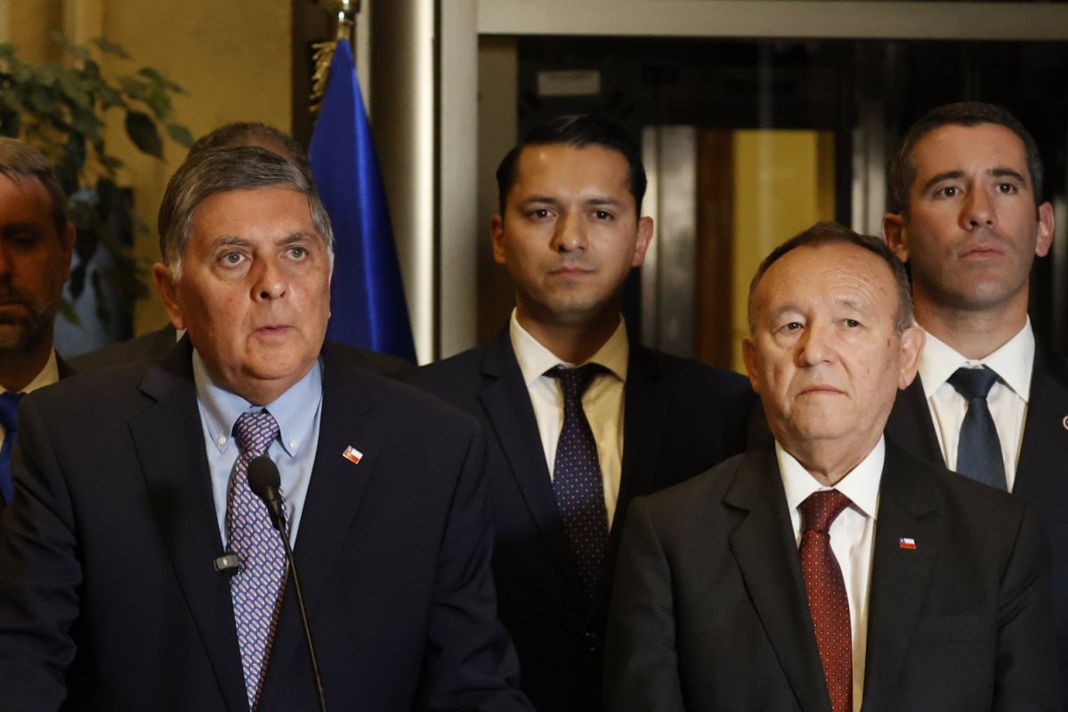 <p>Los alcances del acuerdo con el PDG han provocado un cruce de declaraciones entre los ministros del Interior, Claudio Alvarado, y de la Segpres, José García Ruminot. (Foto: Aton Chile)</p>