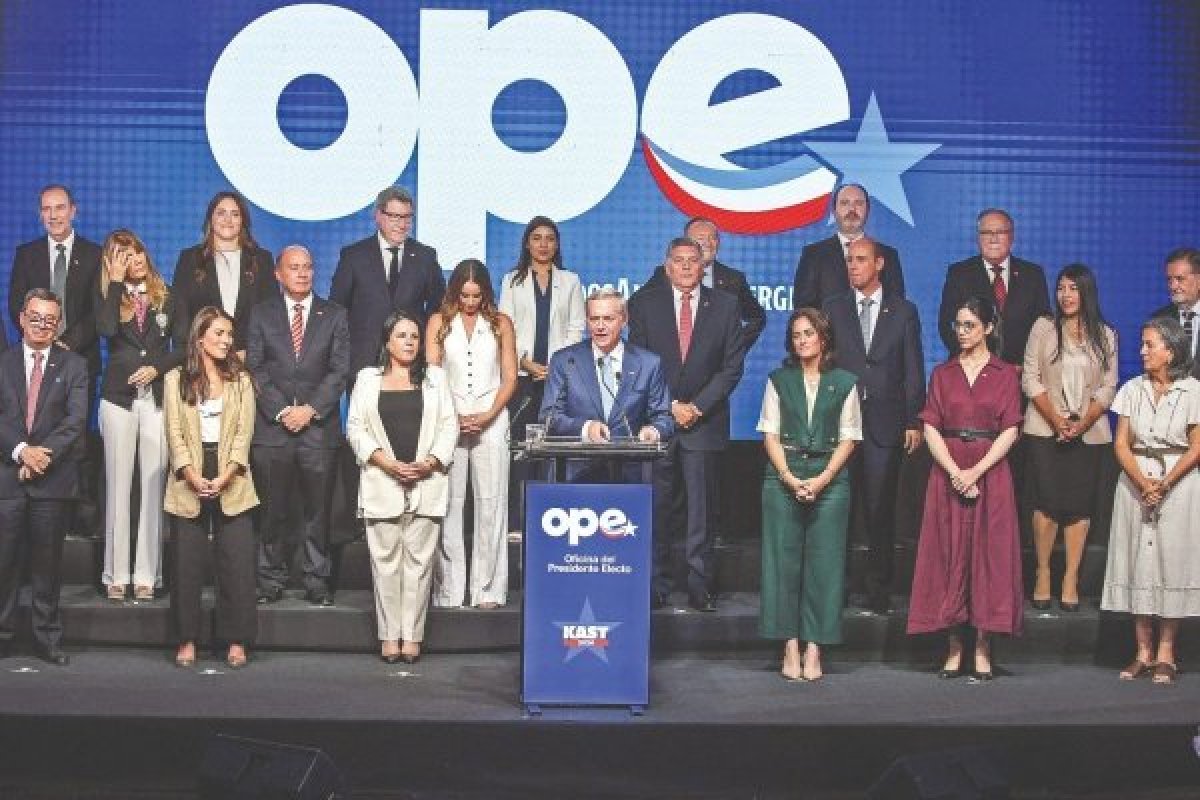 <p>Skincare coreano, una nano biblia y una bolsa de marraquetas: los regalos que recibieron los nuevos ministros</p>