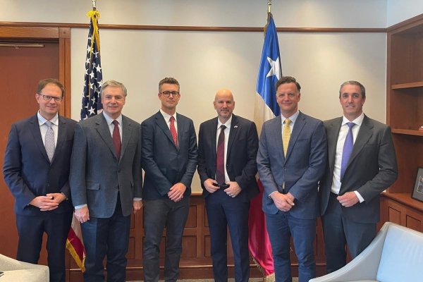 <p>Embajador de Estados Unidos en Chile, Brandon Judd, junto a al CEO de la firma, David Price, y ejecutivos.</p>