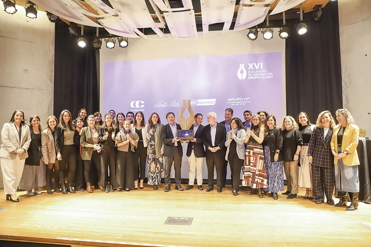 <p>Al centro, Luis Hernán Browne y José Tomás Santa María, con parte del equipo de Grupo DF. Fotos: Julio Castro</p>