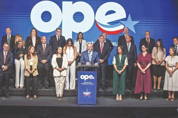 <p>Skincare coreano, una nano biblia y una bolsa de marraquetas: los regalos que recibieron los nuevos ministros</p>