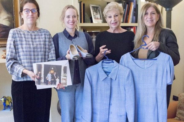 <p>Cecilia Morel y Marta Larraechea donan trajes al Museo Histórico Nacional</p>