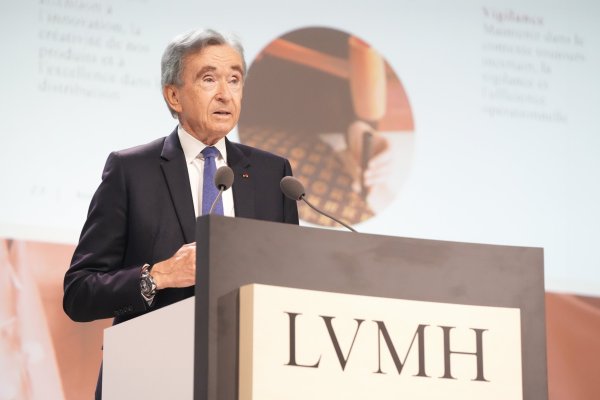 <p>Bernard Arnault advierte que la guerra en Medio Oriente podría derivar en una “catástrofe global”</p>