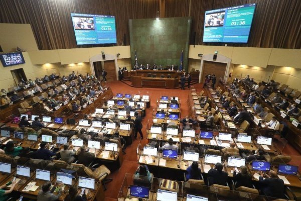 <p>Encuesta Cadem: el 50% de los chilenos cree que el Congreso debe aprobar el proyecto de reactivación económica</p>
