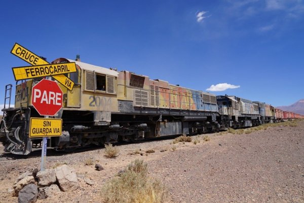 <p>El gran asalto al tren de Antofagasta: banda especializada da espectacular golpe a convoy de FCAB que transportaba cátodos de cobre</p>
