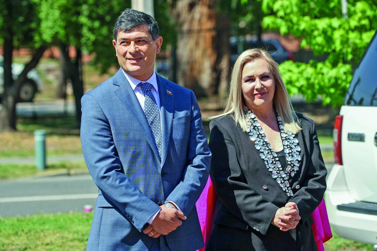 <p>La Moneda y su situación con Parisi: ¿Abrazo del oso?</p>