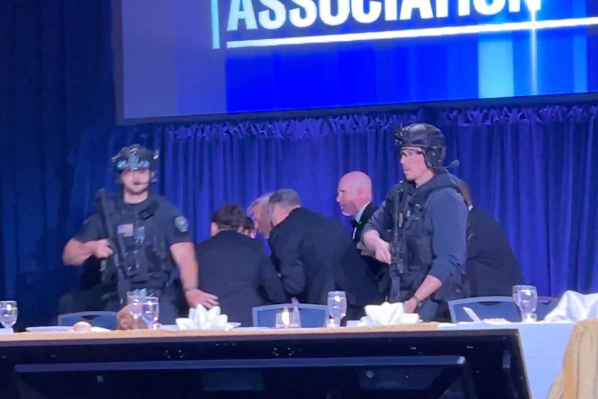 <p>La captura de imagen de un video del momento preciso en que Trump es escoltado fuera del escenario. (Foto: Reuters)</p>