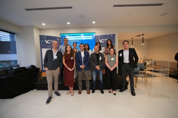 Al centro, Magdalena Guzmán y Francisco Guzmán de la ACVC, junto a represantantes de gremios de venture capital de Latinoamérica.