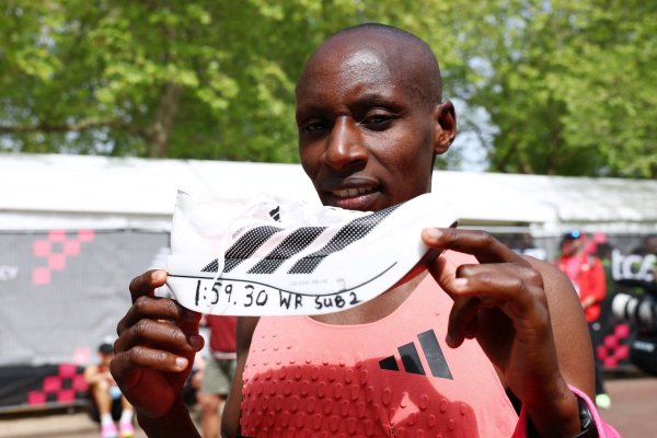 <p>El keniano Sebastian Sawe levantó sus zapatillas hacia el público en Londres, con su récord mundial de 1:59:30 inscrito bajo las tres rayas características de la marca Adidas. (Foto: Reuters)</p>