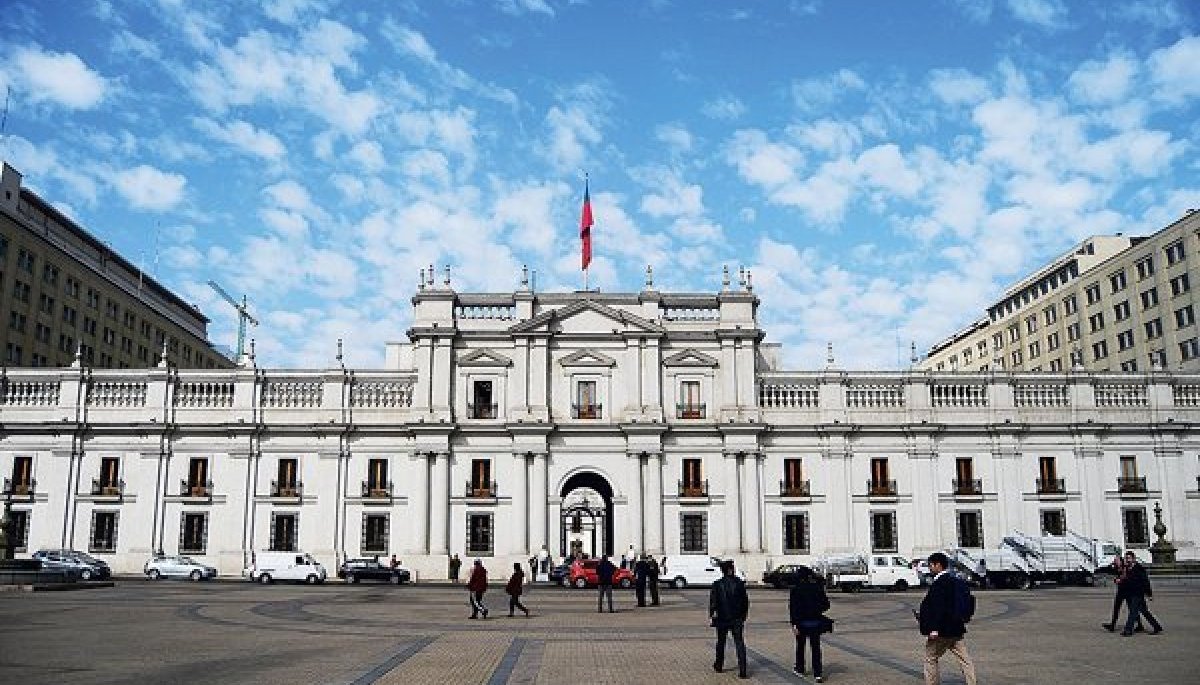 Un 78% de los chilenos tiene una mirada muy negativa sobre la economía y cree que esta estancada o retrocediendo