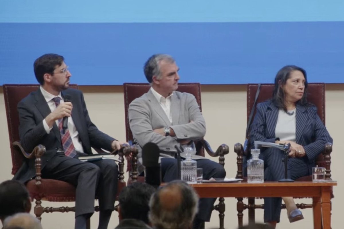 <p>Llodrá (a la izquierda) participó en un seminario sobre modernización del Estado hoy en la Universidad Católica. Crédito: CEP.</p>