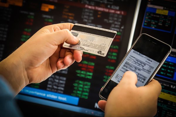 <p>Estudio revela que más de la mitad de quienes solicitan un crédito formal en Chile son rechazados</p>