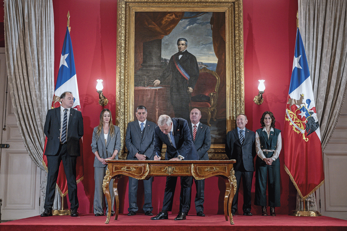 <p>Acompañado de ministros, el Presidente Kast firmó el proyecto el miércoles pasado. Foto: Presidencia.</p>