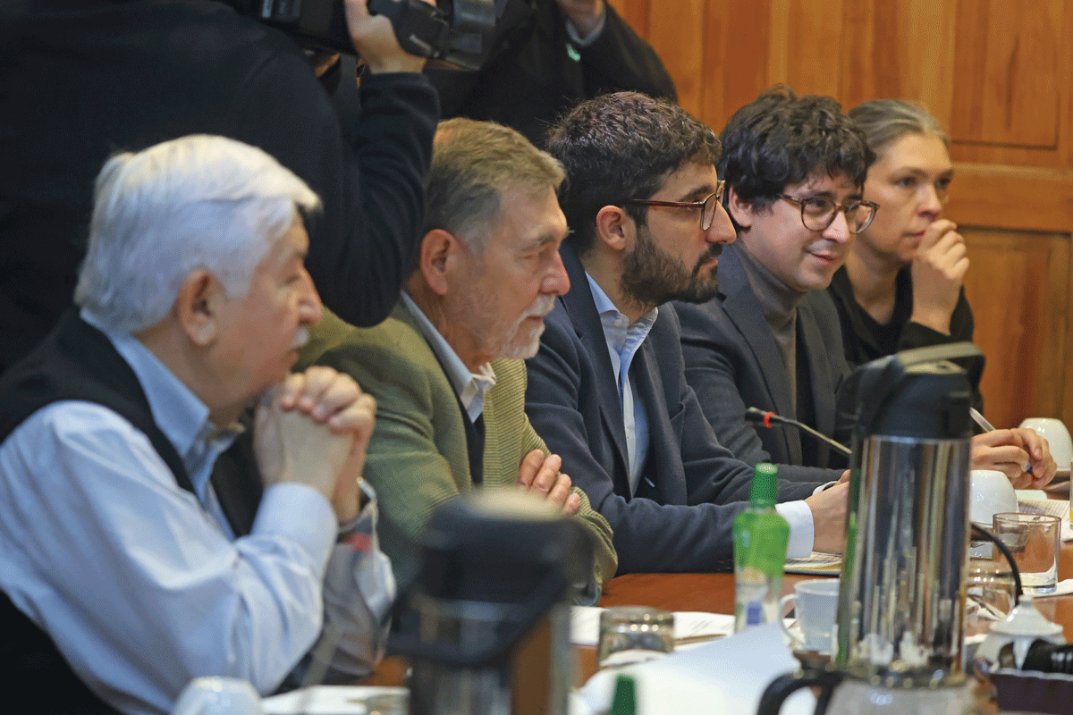 <p>Los asesores de oposición han sostenido reuniones también con sus partidos en las últimas semanas. Foto: Aton.</p>