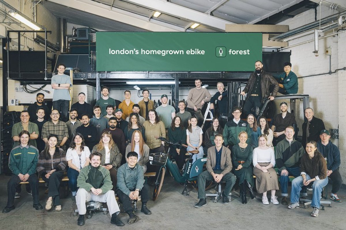 <p>Agustín Guilisasti (a la derecha de la bicicleta) junto al equipo de Forest en Londres.</p>