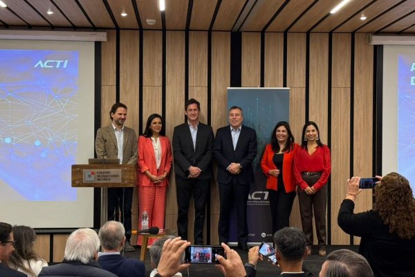 <p>Cristóbal Lea-Plaza, director (Google); Marina Tannenbaum, directora (Aplaid); Cristóbal Aninat, director (Mercado Libre); Francisco Guzmán, presidente (Claro Empresas); Alejandra Acuña, directora (Duoc UC); y Luz María García, gerenta general de ACTI.</p>