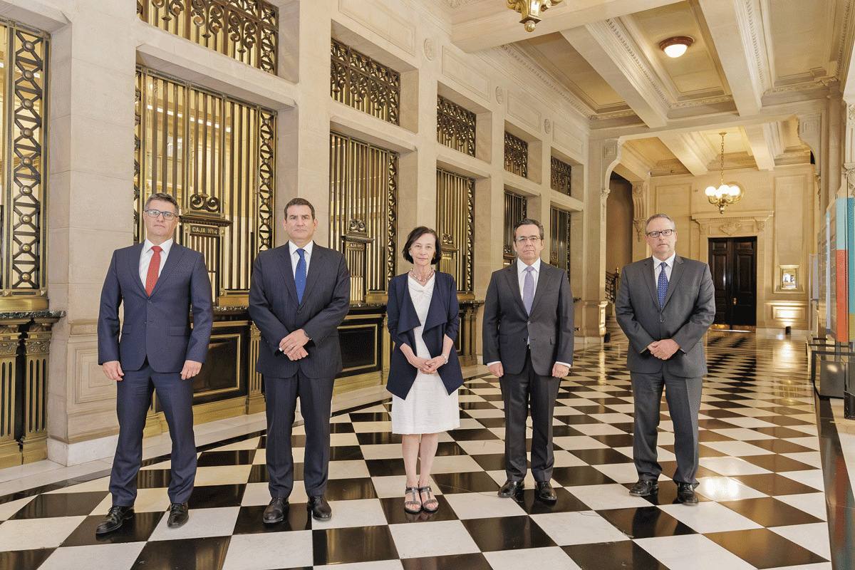 <p>Banco Central mantiene tasa tras subir alerta por Medio Oriente y el mercado empieza a pensar en alzas</p>