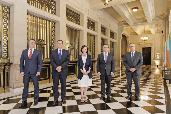 <p>Banco Central mantiene la tasa tras subir alerta por Medio Oriente y advertir aumento de proyecciones de inflación de corto plazo</p>