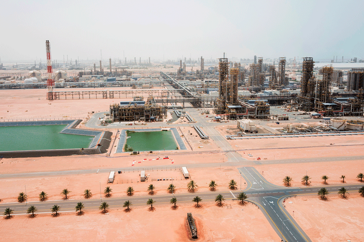 <p>Vista del complejo de refinería y petroquímica de Ruwais, operado por Abu Dhabi National Oil Co., en Al Ruwais, Emiratos Árabes Unidos.</p>