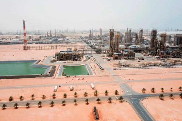 <p>Vista del complejo de refinería y petroquímica de Ruwais, operado por Abu Dhabi National Oil Co., en Al Ruwais, Emiratos Árabes Unidos.</p>