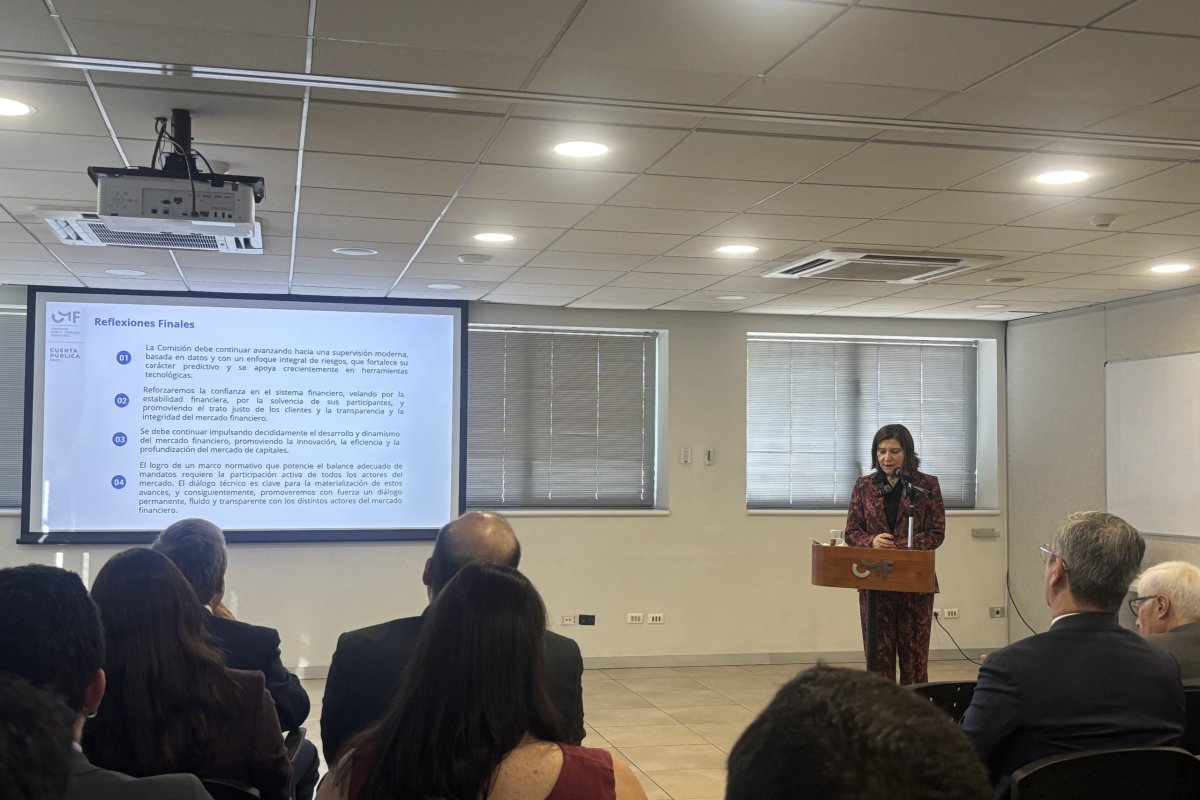 <p>Presidenta de la CMF advierte que la inteligencia artificial "va a agregar nuevos riesgos que hoy no logramos visualizar"</p>