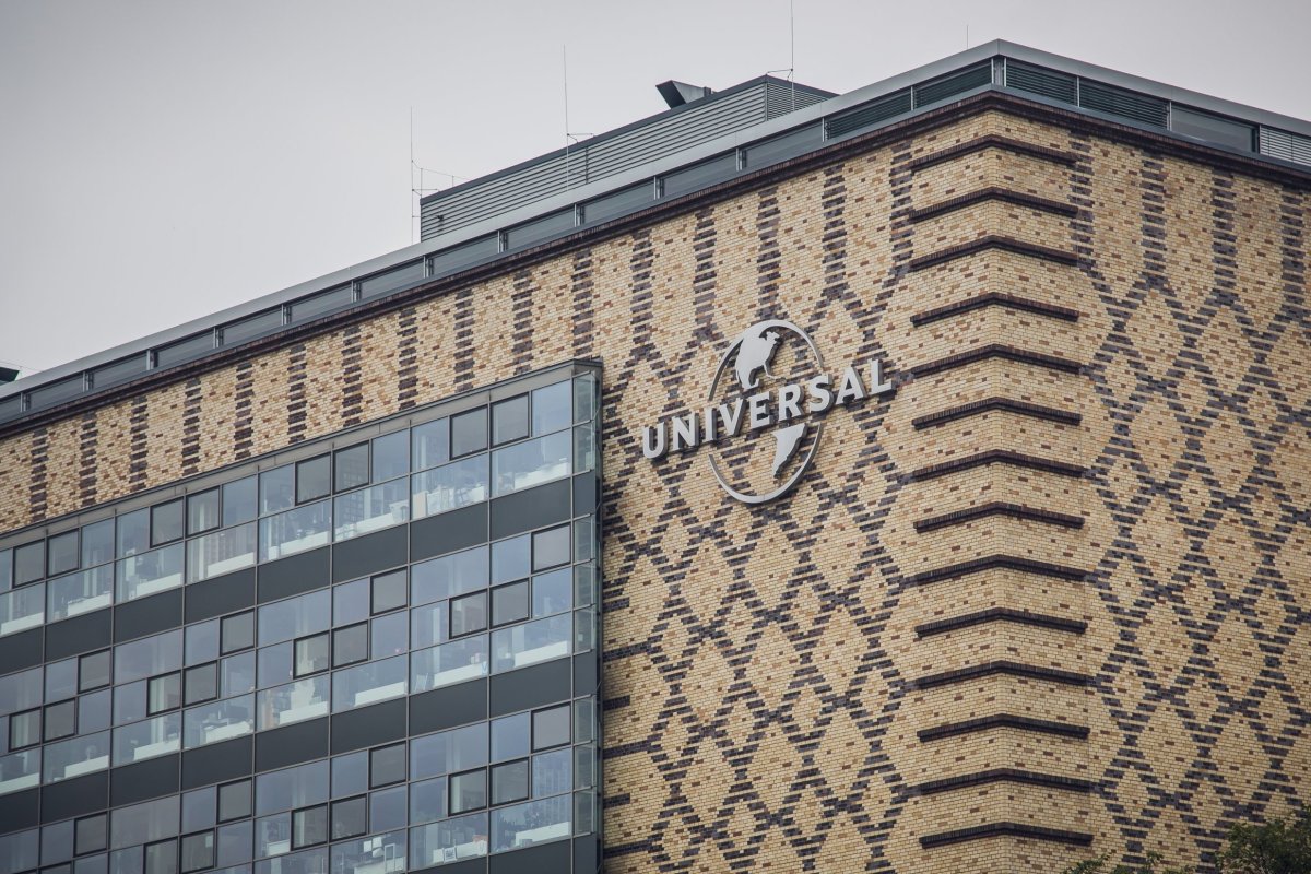 <p>Universal venderá la mitad de su participación en Spotify tras superar las expectativas de ventas por suscripción</p>