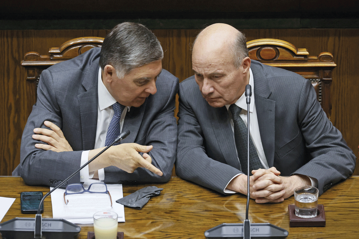 <p>El ministro del Interior, Claudio Alvarado, y su par de Hacienda, Jorge Quiroz. Foto: Aton.</p>