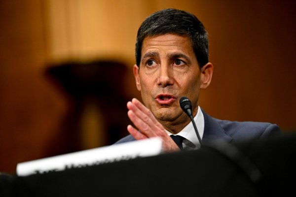 <p>Kevin Warsh queda a un paso de convertirse en presidente de la Fed: comité bancario del Senado aprobó su nominación</p>