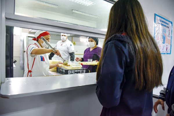 <p>Concesionarias de Junaeb salen al paso por "descontinuación" del PAE: "La opinión pública ha demostrado que el Programa de Alimentación es indispensable"</p>