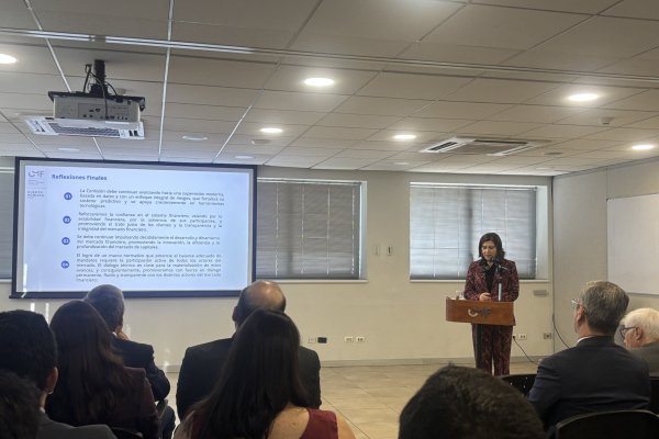 <p>Presidenta de la CMF advierte que la inteligencia artificial "va a agregar nuevos riesgos que hoy no logramos visualizar"</p>