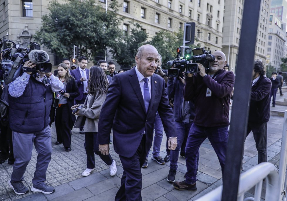 Quiroz intenta contener críticas por sugerencia de recortes en la PGU y desliza que podría existir fraude en el acceso al beneficio