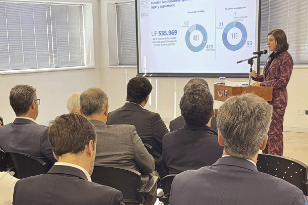 <p>Presidenta de la CMF advierte que la inteligencia artificial "va a agregar nuevos riesgos que hoy no logramos visualizar"</p>