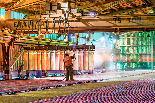 <p>La producción industrial cae por sexto mes consecutivo en marzo, mientras que el comercio sigue al alza</p>