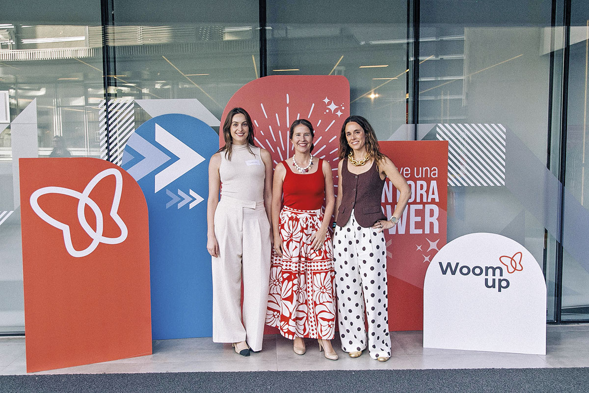 <p>Simone Raty, directora de estrategia de WoomUp; Gracia Dalgalarrando, gerenta general; y Gracia Bulnes, directora comercial.</p>