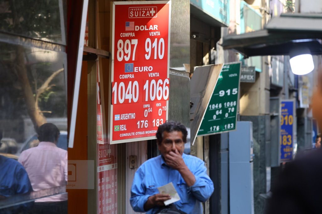 Dólar abre en baja atento al bloqueo de Ormuz mientras se asienta el polvo tras jornada de fuerte demanda por la divisa