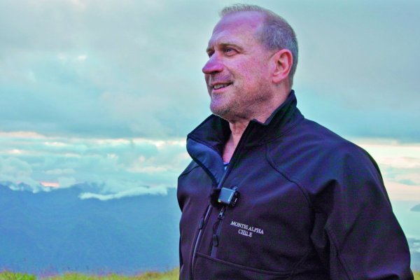 <p>Desde comprar fundo de Tompkins hasta armar productora de cine: Los aterrizajes del empresario Charlie Clark en Chile</p>