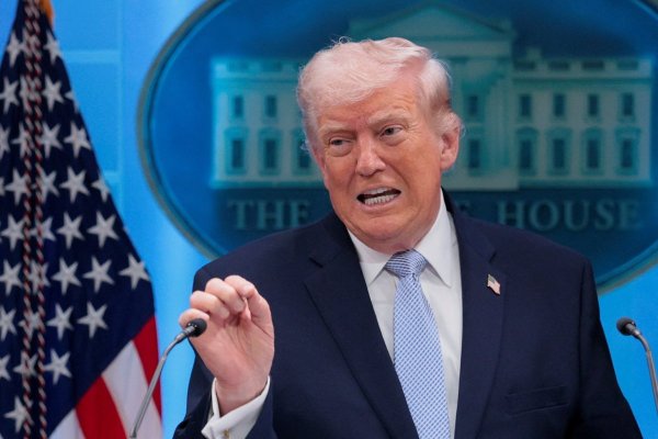 <p>Irán dice que EEUU debe elegir entre diplomacia o confrontación tras su propuesta de paz</p>