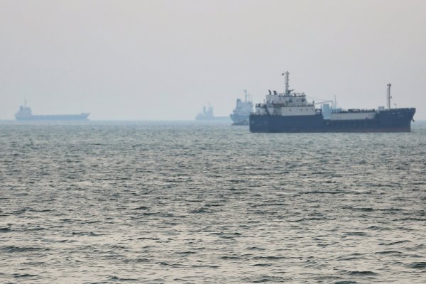 <p>Trump dice que Estados Unidos comenzará a guiar a los barcos atrapados a través del estrecho de Ormuz</p>
