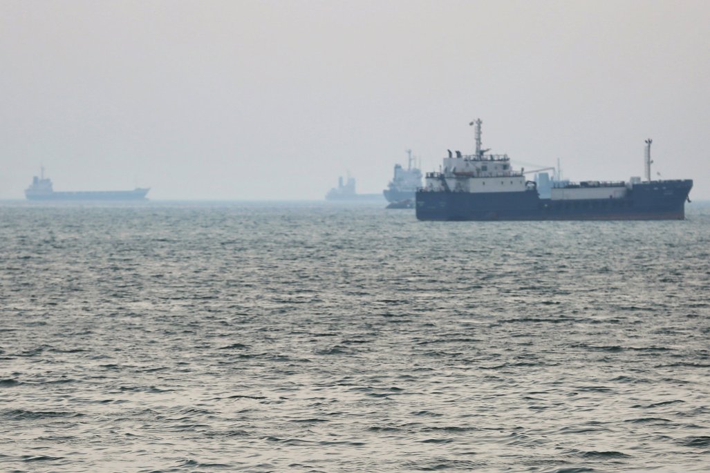 Trump dice que Estados Unidos comenzará a guiar a los barcos atrapados a través del estrecho de Ormuz