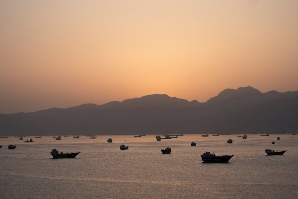 <p>Los barcos que permanecen en el estrecho de Ormuz frente a Omán. (Foto: Reuters)</p>
