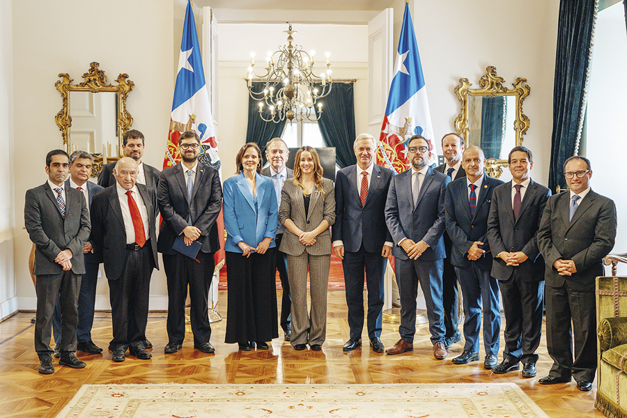 <p>El Presidente Kast y la ministra Sedini recibieron a los representantes de los medios de comuniación. Foto: Presidencia.</p>